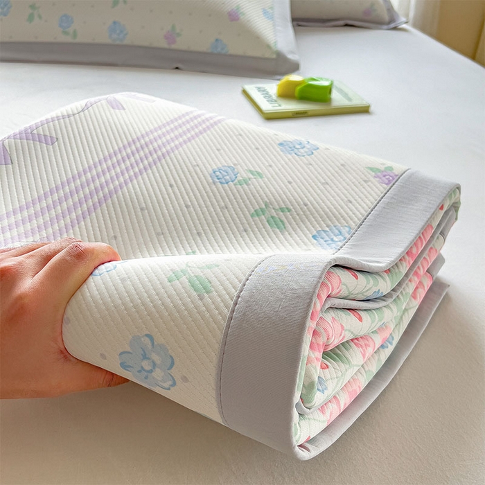 91家纺网 家纺一手货源 找家纺 莱家富 2026新款夏季花卉冰丝床裙席单件夏天冰豆豆A类可机洗学生宿舍空调软席 印花斜纹凉席-田园之家