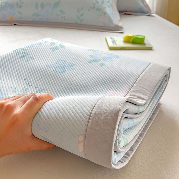 91家纺网 家纺一手货源 找家纺 莱家富 2026新款夏季花卉冰丝床裙席单件夏天冰豆豆A类可机洗学生宿舍空调软席 印花斜纹凉席-春漫庭