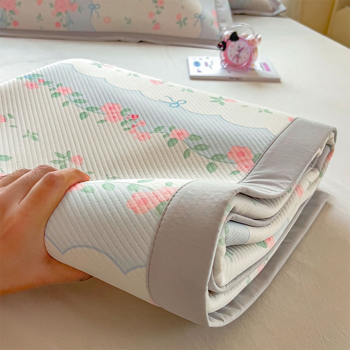 91家纺网 家纺一手货源 找家纺 莱家富 2026新款夏季花卉冰丝床裙席单件夏天冰豆豆A类可机洗学生宿舍空调软席 印花斜纹凉席-花知晓