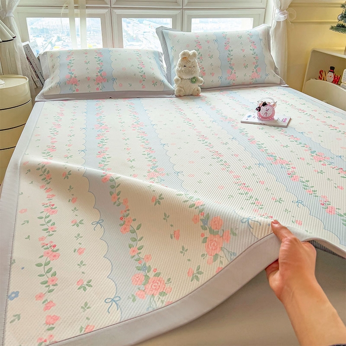 91家纺网 家纺一手货源 找家纺 莱家富 2026新款夏季花卉冰丝床裙席单件夏天冰豆豆A类可机洗学生宿舍空调软席 印花斜纹凉席-花知晓