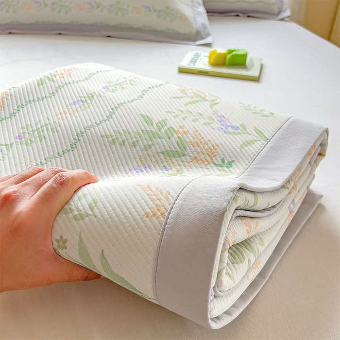 91家纺网 家纺一手货源 找家纺 莱家富 2026新款夏季花卉冰丝床裙席单件夏天冰豆豆A类可机洗学生宿舍空调软席 印花斜纹凉席-洛克庄园