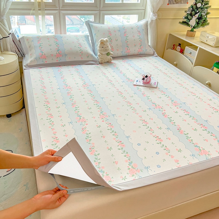 91家纺网 家纺一手货源 找家纺 莱家富 2026新款夏季花卉冰丝床裙席单件夏天冰豆豆A类可机洗学生宿舍空调软席 印花斜纹凉席-花知晓