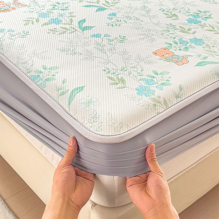 91家纺网 家纺一手货源 找家纺 莱家富 2026新款夏季花卉冰丝床裙席单件夏天冰豆豆A类可机洗学生宿舍空调软席 印花床笠席-丛林小熊