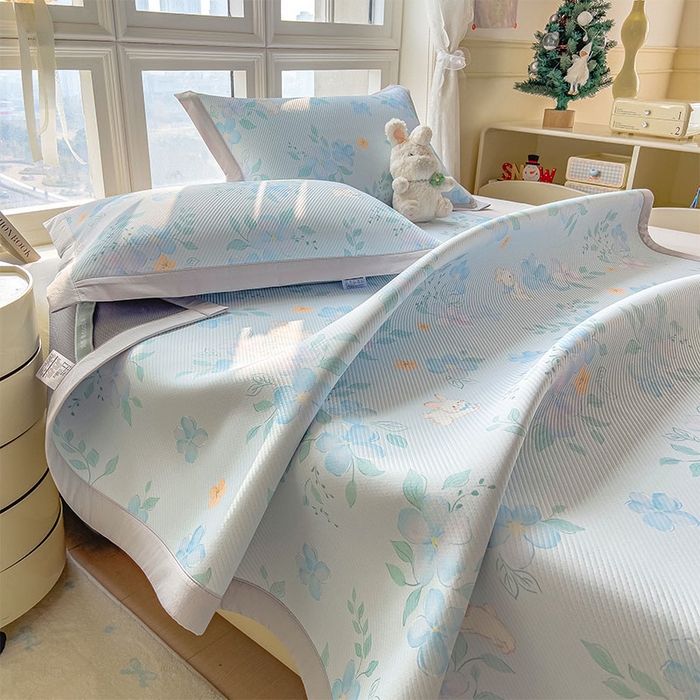 91家纺网 家纺一手货源 找家纺 莱家富 2026新款夏季花卉冰丝床裙席单件夏天冰豆豆A类可机洗学生宿舍空调软席 印花斜纹凉席-春漫庭