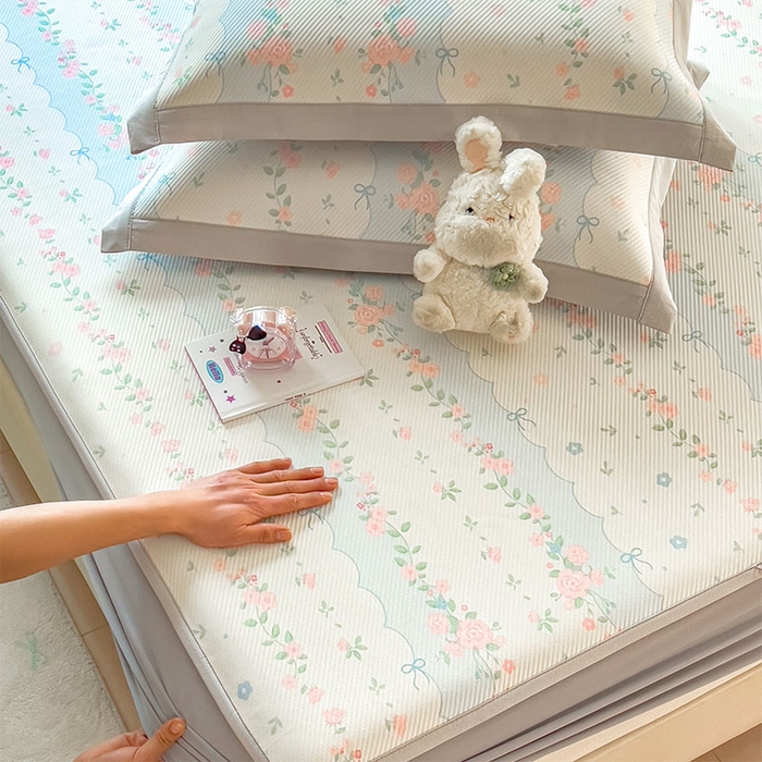 91家纺网 家纺一手货源 找家纺 莱家富 2026新款夏季花卉冰丝床裙席单件夏天冰豆豆A类可机洗学生宿舍空调软席 印花床笠席-花知晓