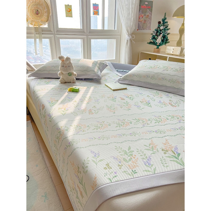 91家纺网 家纺一手货源 找家纺 莱家富 2026新款夏季花卉冰丝床裙席单件夏天冰豆豆A类可机洗学生宿舍空调软席 印花斜纹凉席-洛克庄园