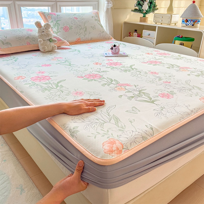 91家纺网 家纺一手货源 找家纺 莱家富 2026新款夏季花卉冰丝床裙席单件夏天冰豆豆A类可机洗学生宿舍空调软席 印花床笠席-牡丹粉