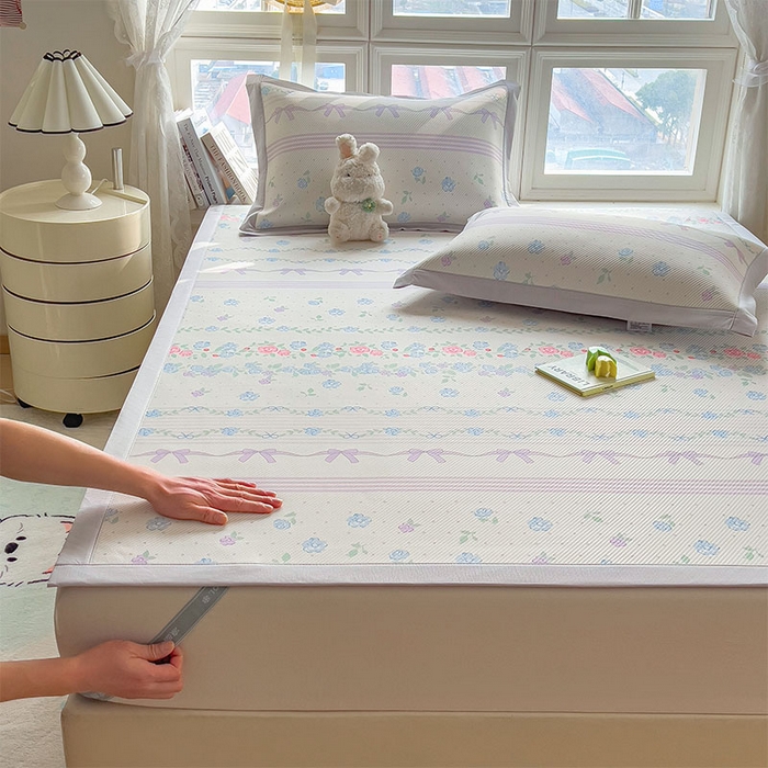 91家纺网 家纺一手货源 找家纺 莱家富 2026新款夏季花卉冰丝床裙席单件夏天冰豆豆A类可机洗学生宿舍空调软席 印花斜纹凉席-田园之家