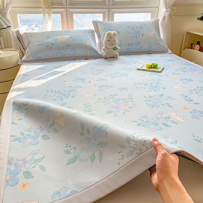 91家纺网 家纺一手货源 找家纺 莱家富 2026新款夏季花卉冰丝床裙席单件夏天冰豆豆A类可机洗学生宿舍空调软席 印花斜纹凉席-春漫庭