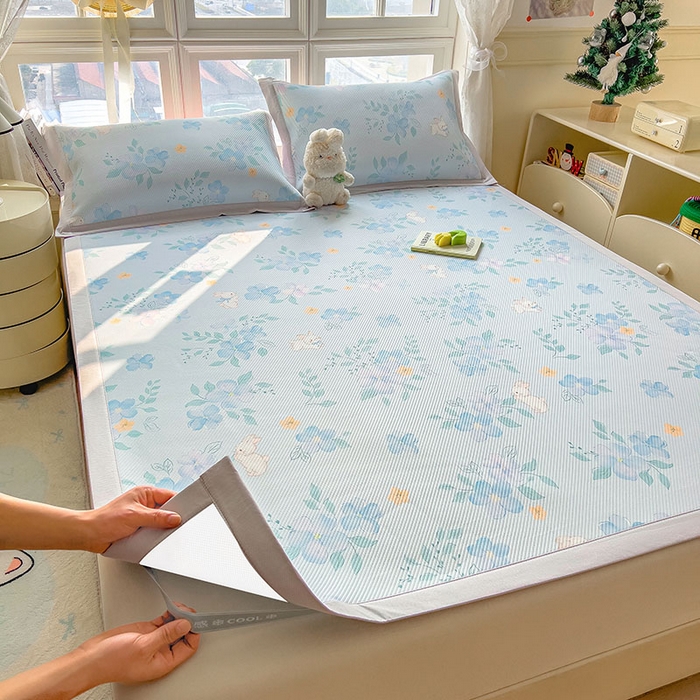 91家纺网 家纺一手货源 找家纺 莱家富 2026新款夏季花卉冰丝床裙席单件夏天冰豆豆A类可机洗学生宿舍空调软席 印花斜纹凉席-春漫庭