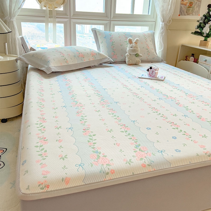 91家纺网 家纺一手货源 找家纺 莱家富 2026新款夏季花卉冰丝床裙席单件夏天冰豆豆A类可机洗学生宿舍空调软席 印花床笠席-花知晓