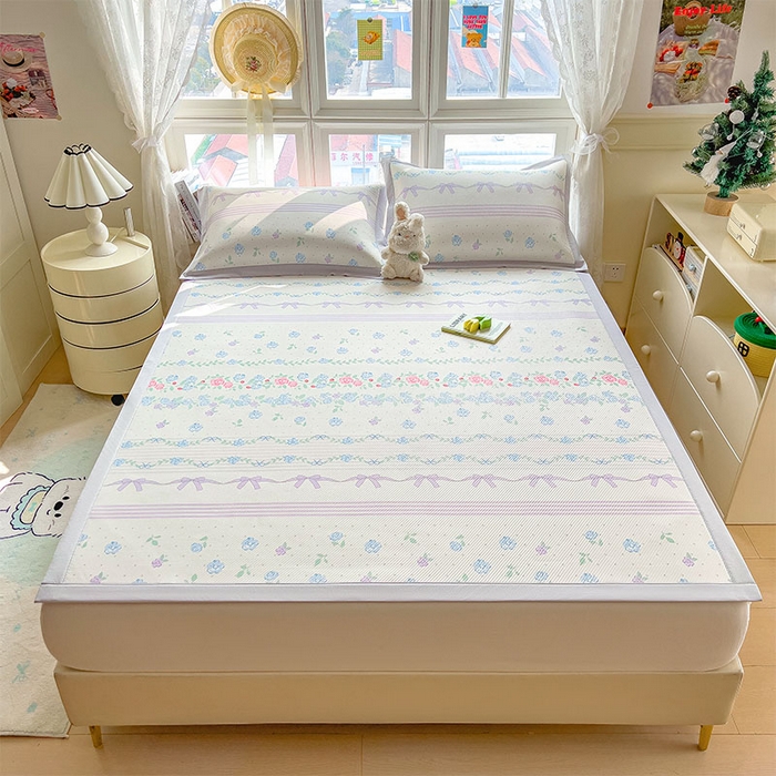 91家纺网 家纺一手货源 找家纺 莱家富 2026新款夏季花卉冰丝床裙席单件夏天冰豆豆A类可机洗学生宿舍空调软席 印花斜纹凉席-田园之家