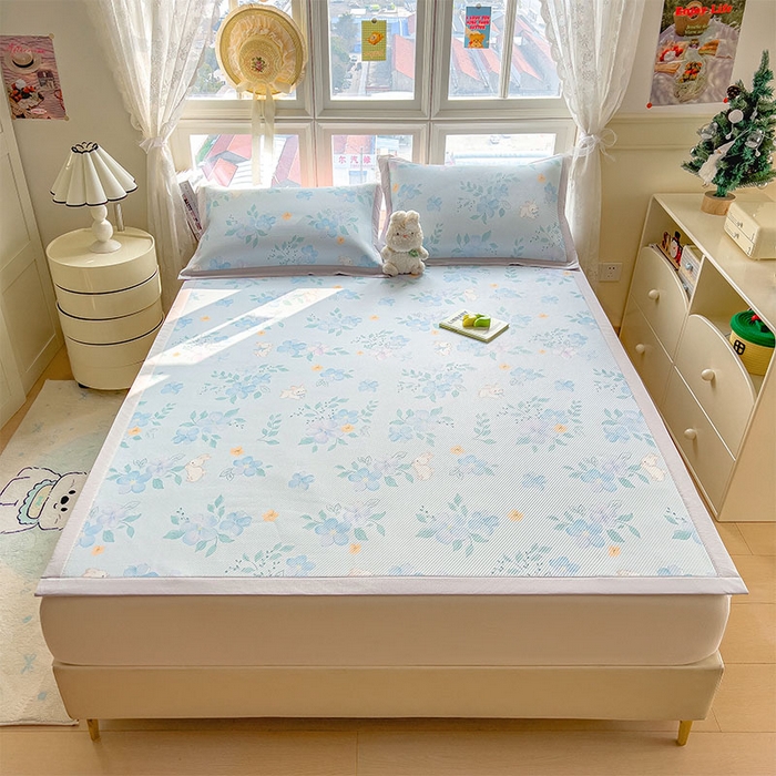 91家纺网 家纺一手货源 找家纺 莱家富 2026新款夏季花卉冰丝床裙席单件夏天冰豆豆A类可机洗学生宿舍空调软席 印花斜纹凉席-春漫庭