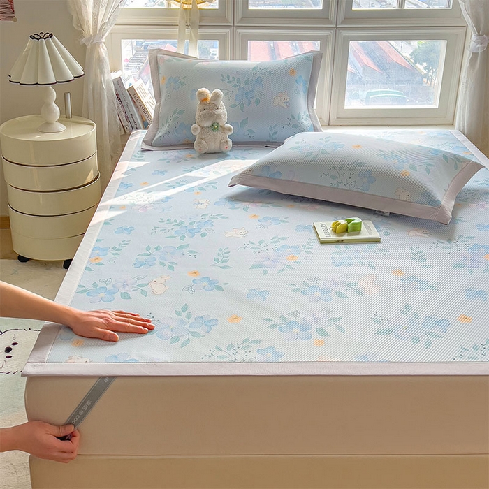 91家纺网 家纺一手货源 找家纺 莱家富 2026新款夏季花卉冰丝床裙席单件夏天冰豆豆A类可机洗学生宿舍空调软席 印花斜纹凉席-春漫庭