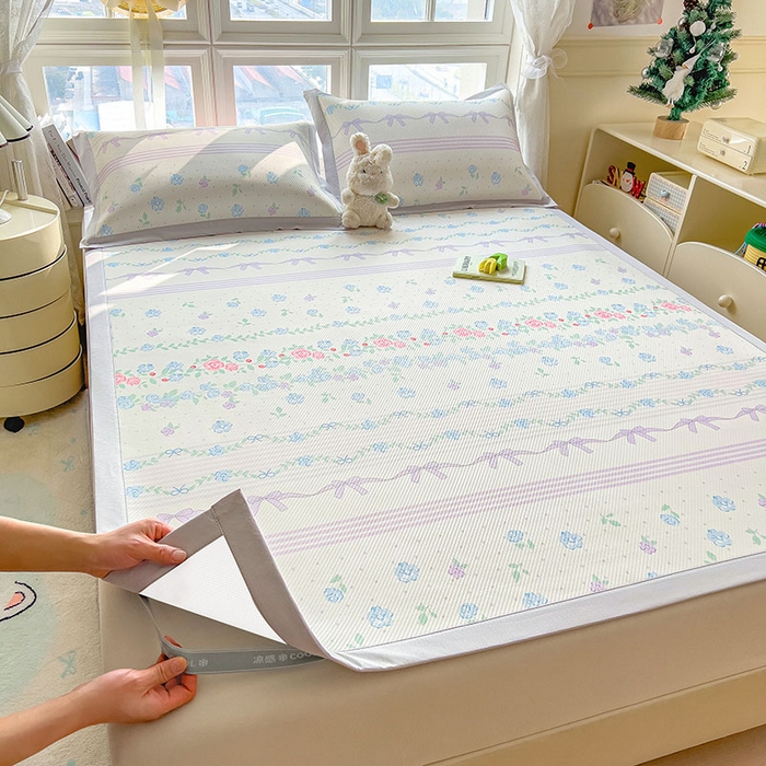 91家纺网 家纺一手货源 找家纺 莱家富 2026新款夏季花卉冰丝床裙席单件夏天冰豆豆A类可机洗学生宿舍空调软席 印花斜纹凉席-田园之家