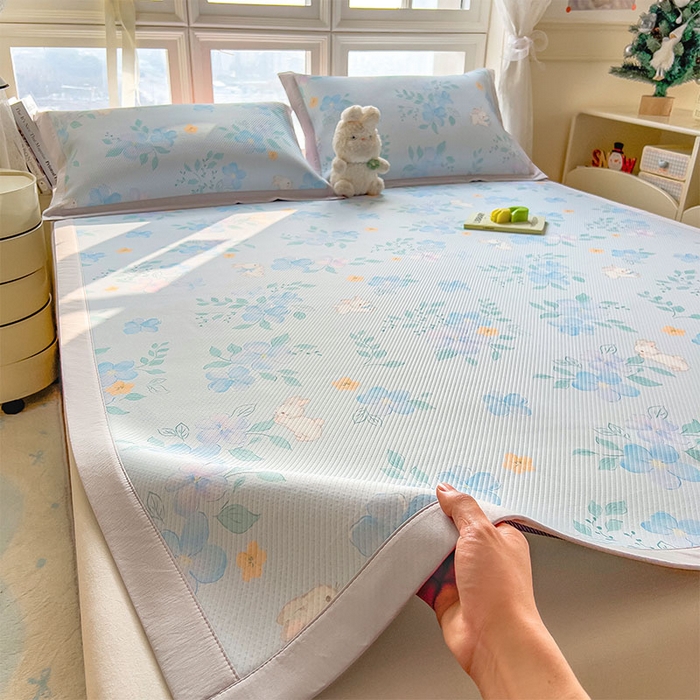 91家纺网 家纺一手货源 找家纺 莱家富 2026新款夏季花卉冰丝床裙席单件夏天冰豆豆A类可机洗学生宿舍空调软席 印花斜纹凉席-春漫庭