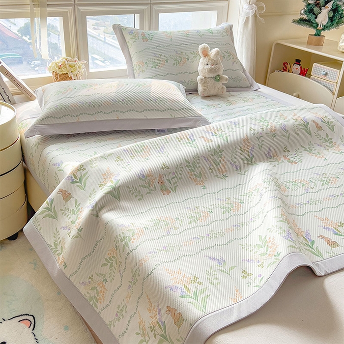 91家纺网 家纺一手货源 找家纺 莱家富 2026新款夏季花卉冰丝床裙席单件夏天冰豆豆A类可机洗学生宿舍空调软席 印花斜纹凉席-洛克庄园