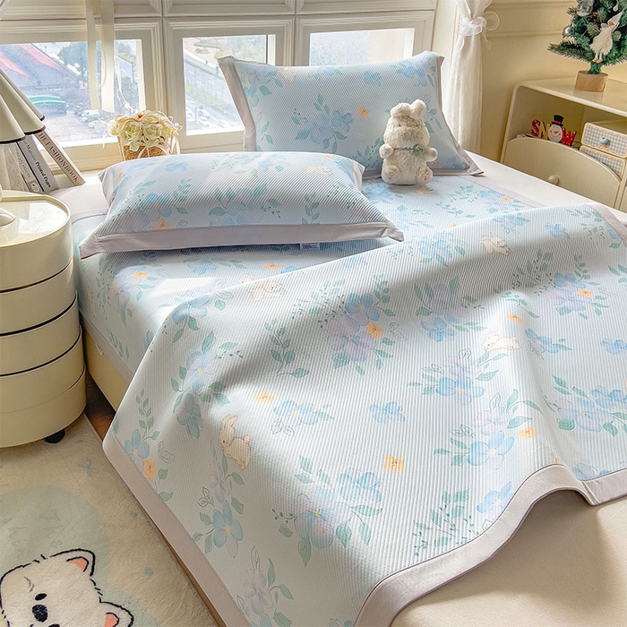 91家纺网 家纺一手货源 找家纺 莱家富 2026新款夏季花卉冰丝床裙席单件夏天冰豆豆A类可机洗学生宿舍空调软席 印花斜纹凉席-春漫庭