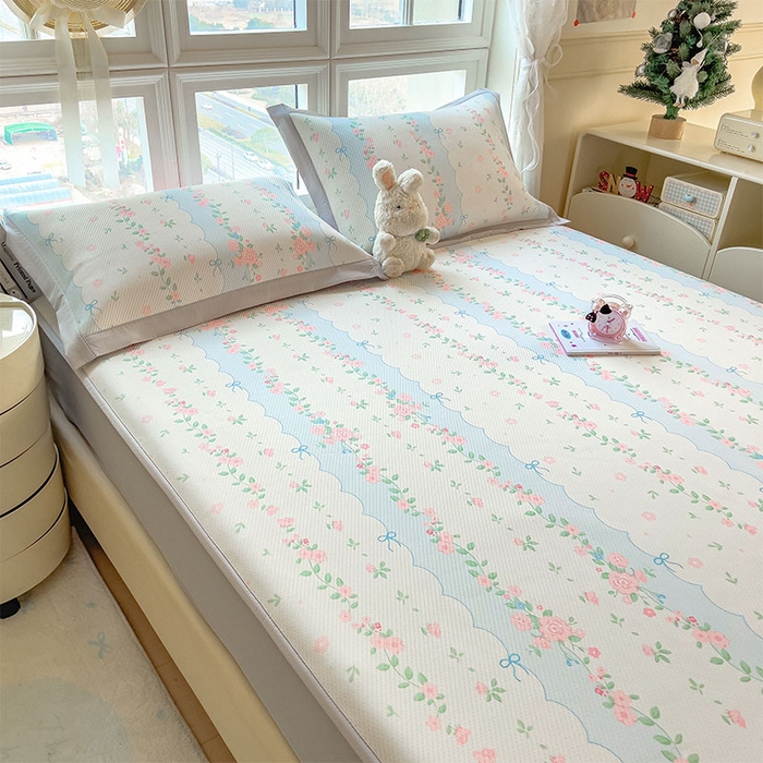 91家纺网 家纺一手货源 找家纺 莱家富 2026新款夏季花卉冰丝床裙席单件夏天冰豆豆A类可机洗学生宿舍空调软席 印花床笠席-花知晓