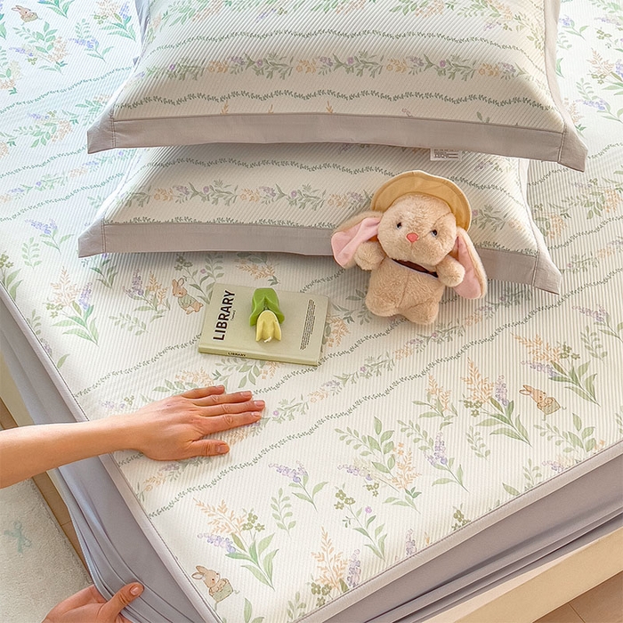 91家纺网 家纺一手货源 找家纺 莱家富 2026新款夏季花卉冰丝床裙席单件夏天冰豆豆A类可机洗学生宿舍空调软席 印花床笠席-洛克庄园