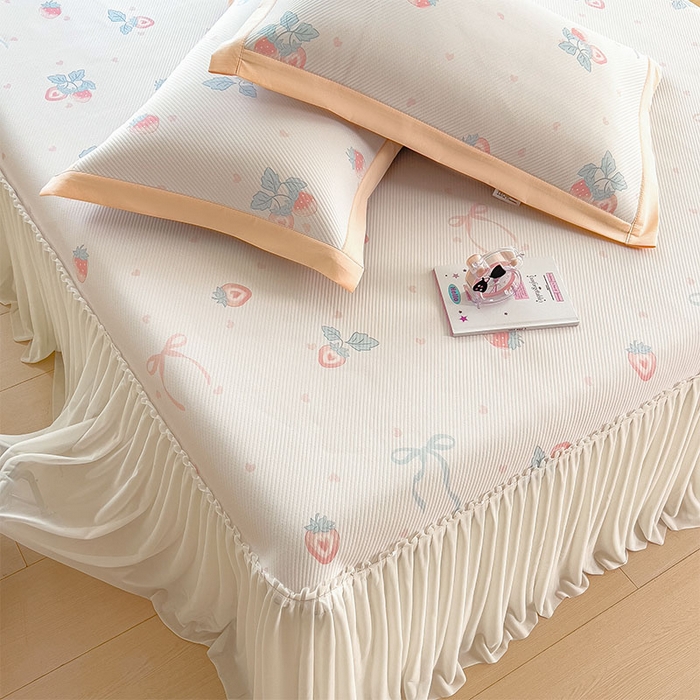 91家纺网 家纺一手货源 找家纺 莱家富 2026新款夏季花卉冰丝床裙席单件夏天冰豆豆A类可机洗学生宿舍空调软席 印花床裙席-草莓甜心