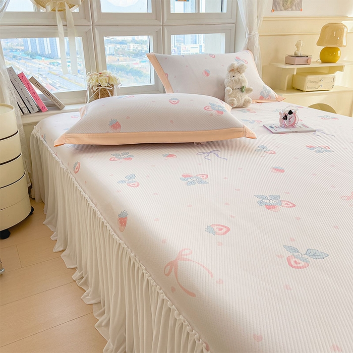 91家纺网 家纺一手货源 找家纺 莱家富 2026新款夏季花卉冰丝床裙席单件夏天冰豆豆A类可机洗学生宿舍空调软席 印花床裙席-草莓甜心