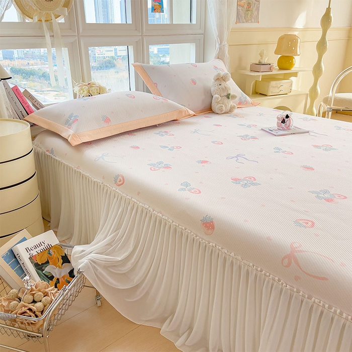 91家纺网 家纺一手货源 找家纺 莱家富 2026新款夏季花卉冰丝床裙席单件夏天冰豆豆A类可机洗学生宿舍空调软席 印花床裙席-草莓甜心