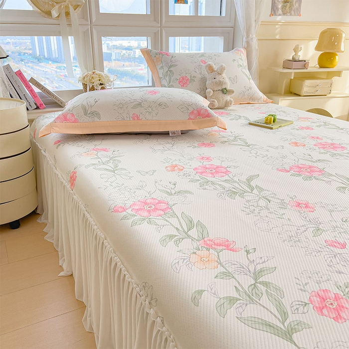 91家纺网 家纺一手货源 找家纺 莱家富 2026新款夏季花卉冰丝床裙席单件夏天冰豆豆A类可机洗学生宿舍空调软席 印花床裙席-牡丹粉