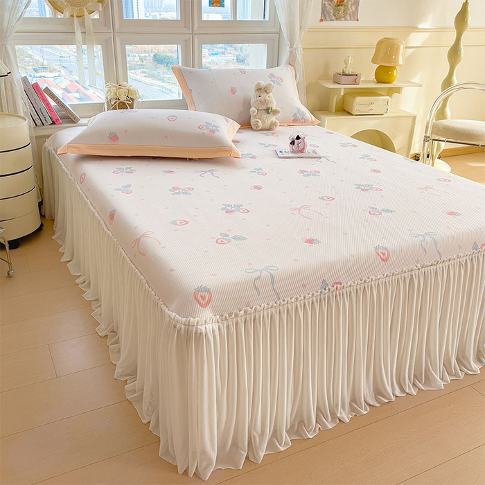 91家纺网 家纺一手货源 找家纺 莱家富 2026新款夏季花卉冰丝床裙席单件夏天冰豆豆A类可机洗学生宿舍空调软席 印花床裙席-草莓甜心