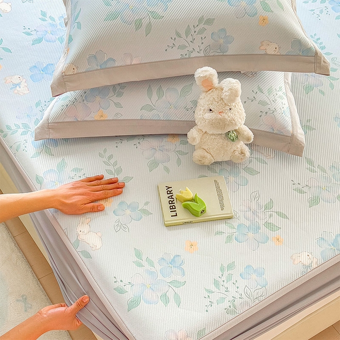 91家纺网 家纺一手货源 找家纺 莱家富 2026新款夏季花卉冰丝床裙席单件夏天冰豆豆A类可机洗学生宿舍空调软席 印花床笠席-春漫庭