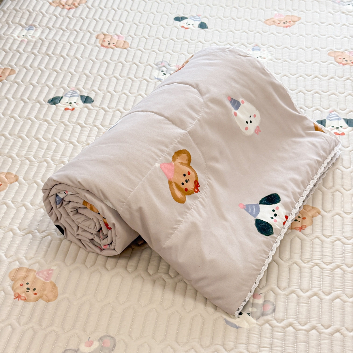 91家纺网 家纺一手货源 找家纺 慕尚家纺 2026新款乳胶凉席夏被空调被夏凉被套装组合 灰色奶狗