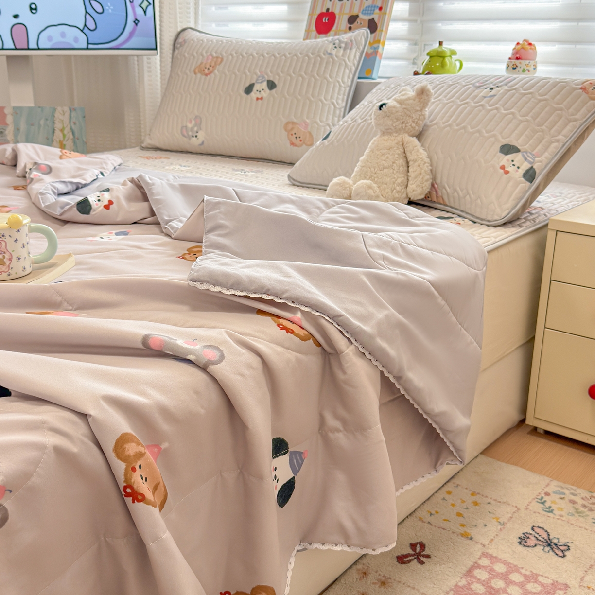 91家纺网 家纺一手货源 找家纺 慕尚家纺 2026新款乳胶凉席夏被空调被夏凉被套装组合 灰色奶狗