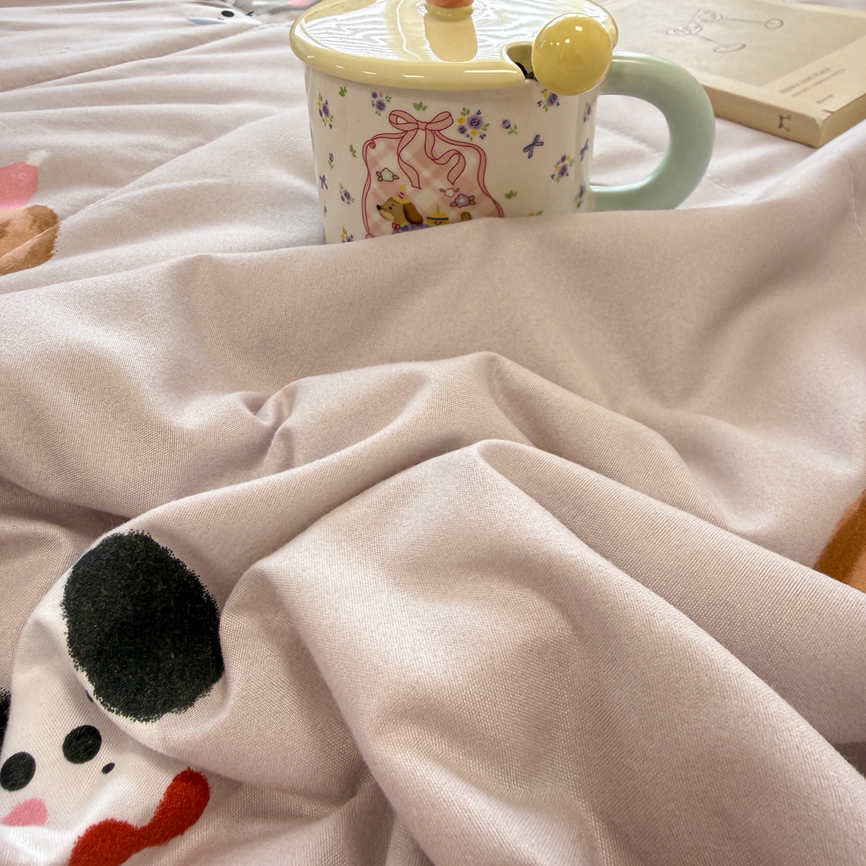 91家纺网 家纺一手货源 找家纺 慕尚家纺 2026新款乳胶凉席夏被空调被夏凉被套装组合 灰色奶狗