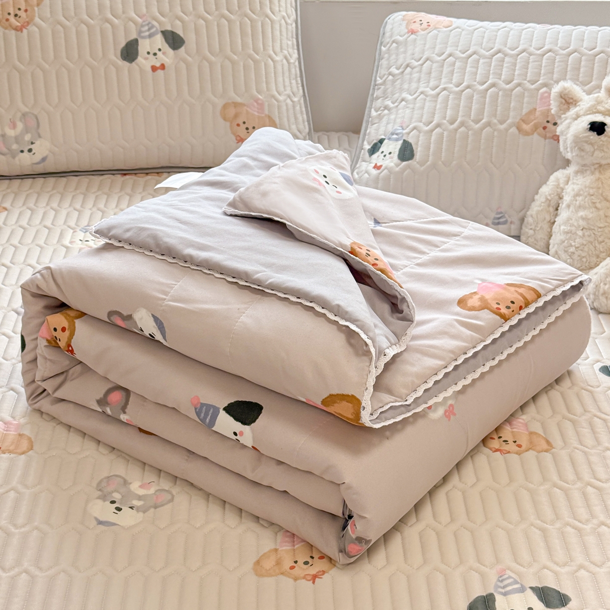 91家纺网 家纺一手货源 找家纺 慕尚家纺 2026新款乳胶凉席夏被空调被夏凉被套装组合 灰色奶狗