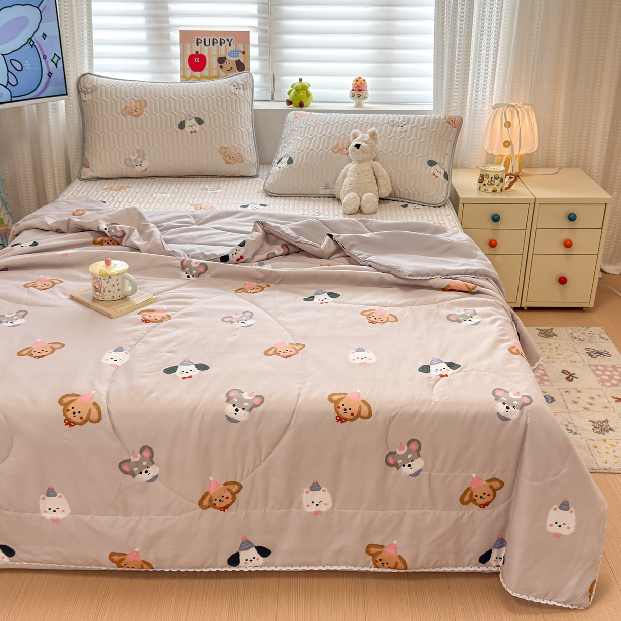 91家纺网 家纺一手货源 找家纺 慕尚家纺 2026新款乳胶凉席夏被空调被夏凉被套装组合 灰色奶狗