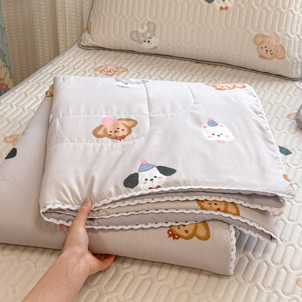 91家纺网 家纺一手货源 找家纺 慕尚家纺 2026新款乳胶凉席夏被空调被夏凉被套装组合 灰色奶狗