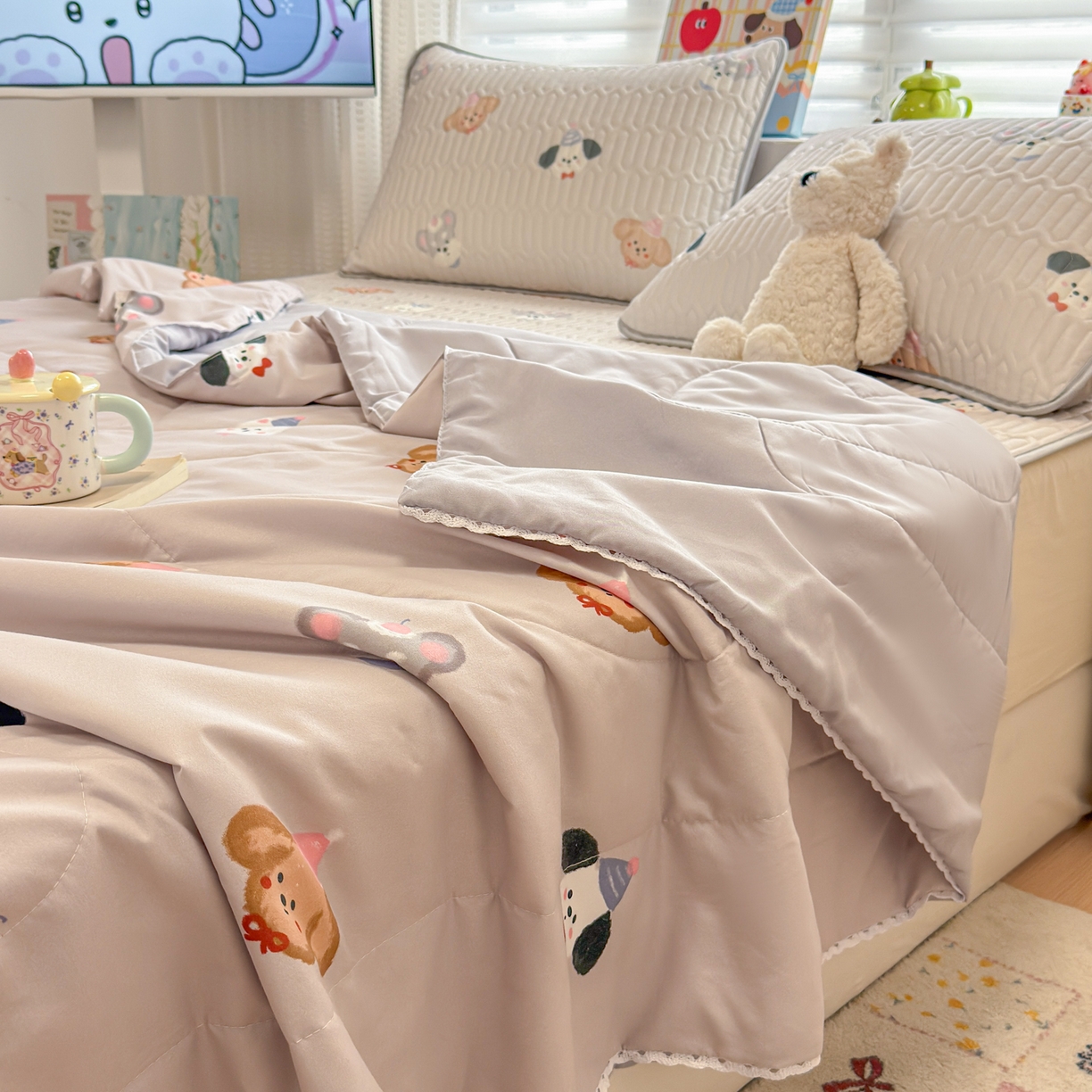 91家纺网 家纺一手货源 找家纺 慕尚家纺 2026新款乳胶凉席夏被空调被夏凉被套装组合 灰色奶狗