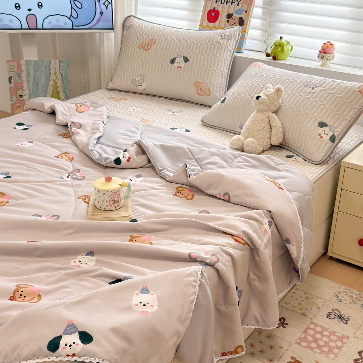 91家纺网 家纺一手货源 找家纺 慕尚家纺 2026新款乳胶凉席夏被空调被夏凉被套装组合 灰色奶狗