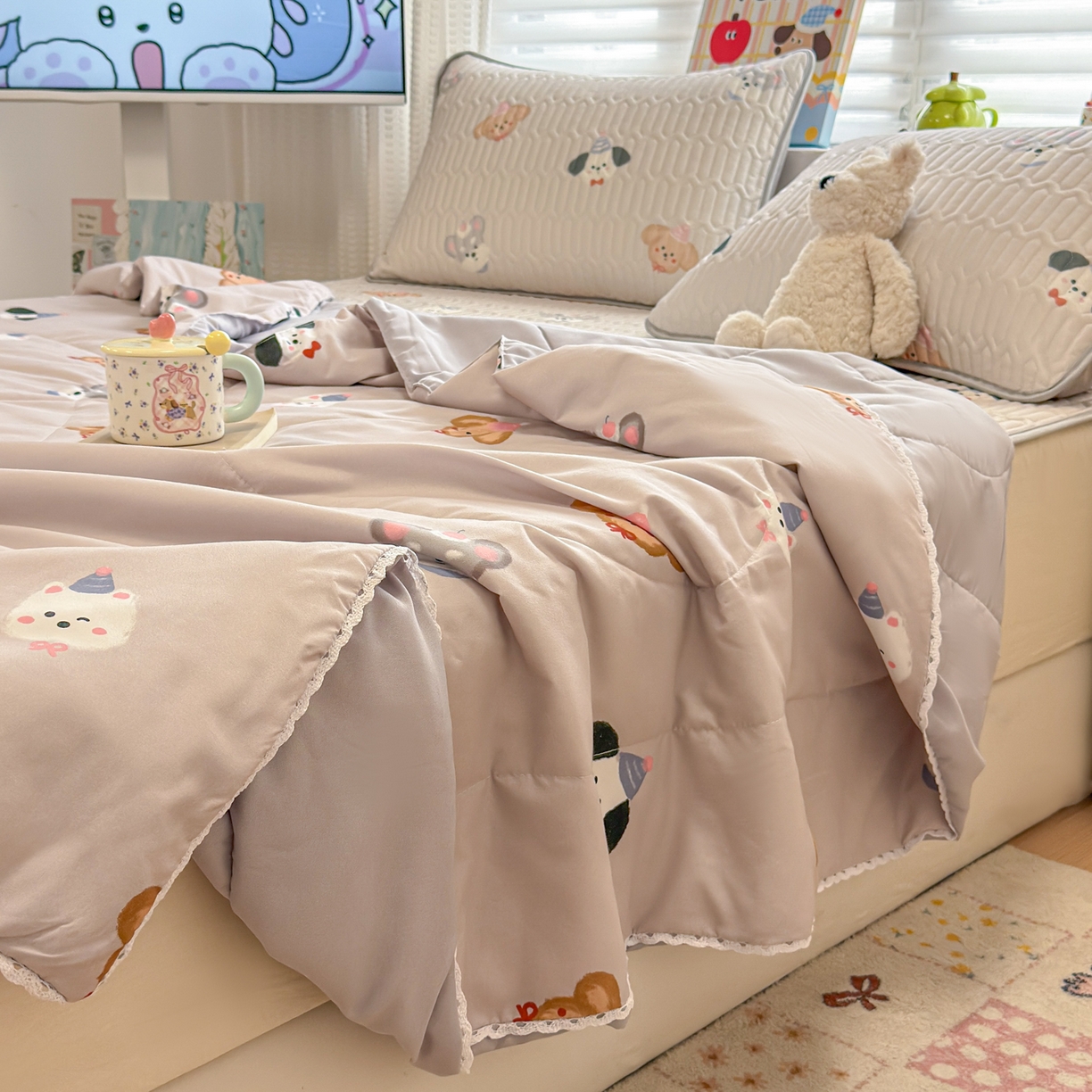 91家纺网 家纺一手货源 找家纺 慕尚家纺 2026新款乳胶凉席夏被空调被夏凉被套装组合 灰色奶狗