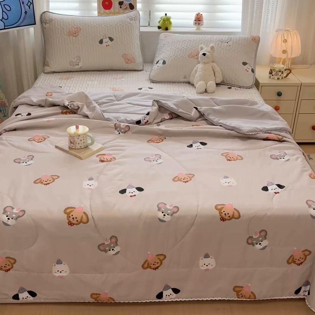 91家纺网 家纺一手货源 找家纺 慕尚家纺 2026新款乳胶凉席夏被空调被夏凉被套装组合 灰色奶狗