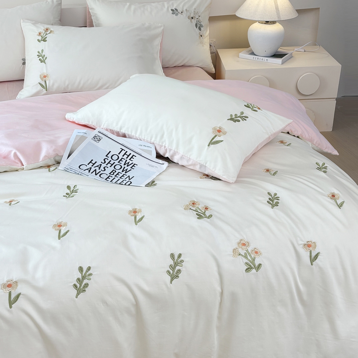 91家纺网 家纺一手货源 找家纺 合欢（原天一阁） 2026春夏新款50s双股长绒棉100支刺绣全棉纯棉四件套礼盒装 花颜-奶白+粉