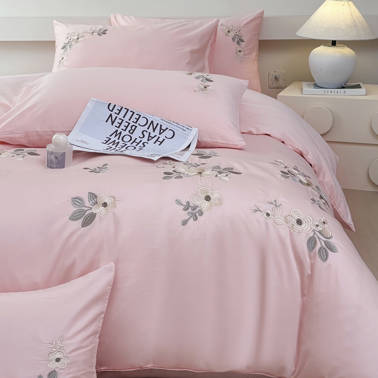 91家纺网 家纺一手货源 找家纺 合欢（原天一阁） 2026春夏新款50s双股长绒棉100支刺绣全棉纯棉四件套礼盒装 清欢-暖心粉