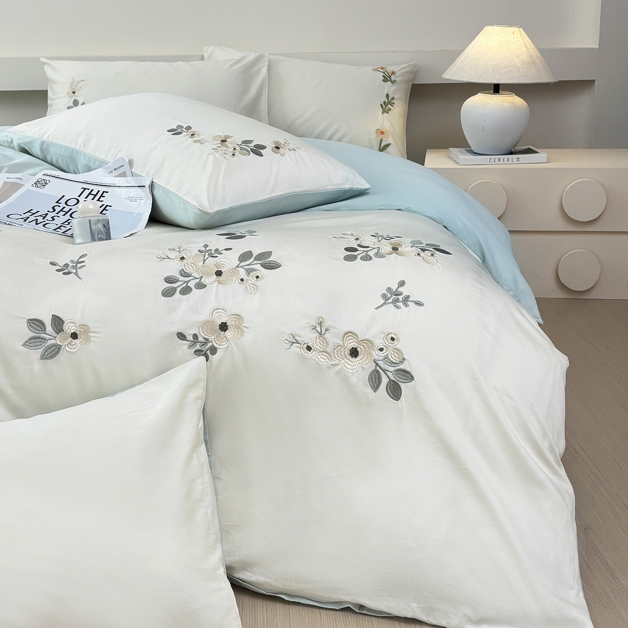 91家纺网 家纺一手货源 找家纺 合欢（原天一阁） 2026春夏新款50s双股长绒棉100支刺绣全棉纯棉四件套礼盒装 清欢-流苏白+蓝