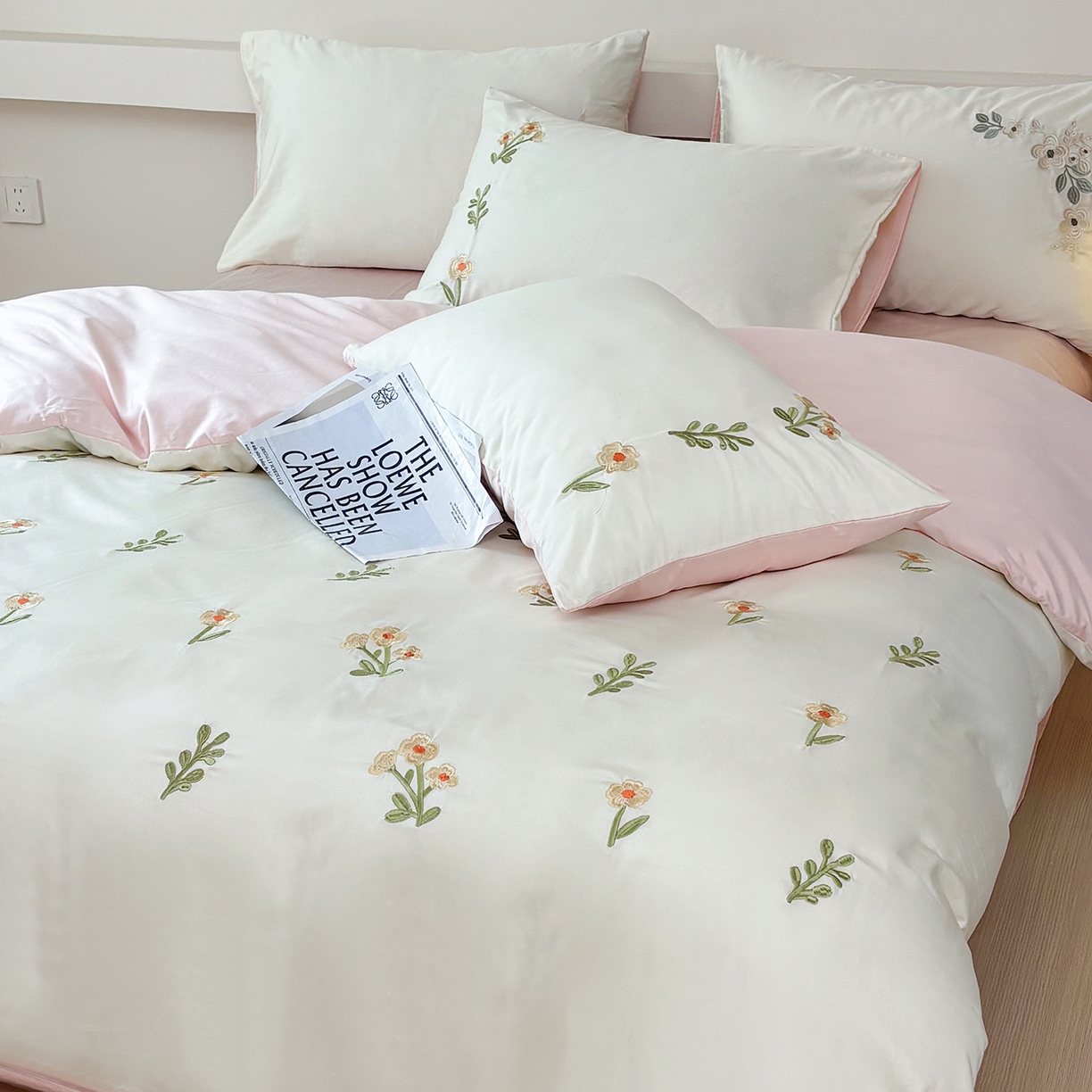 91家纺网 家纺一手货源 找家纺 合欢（原天一阁） 2026春夏新款50s双股长绒棉100支刺绣全棉纯棉四件套礼盒装 花颜-奶白+粉
