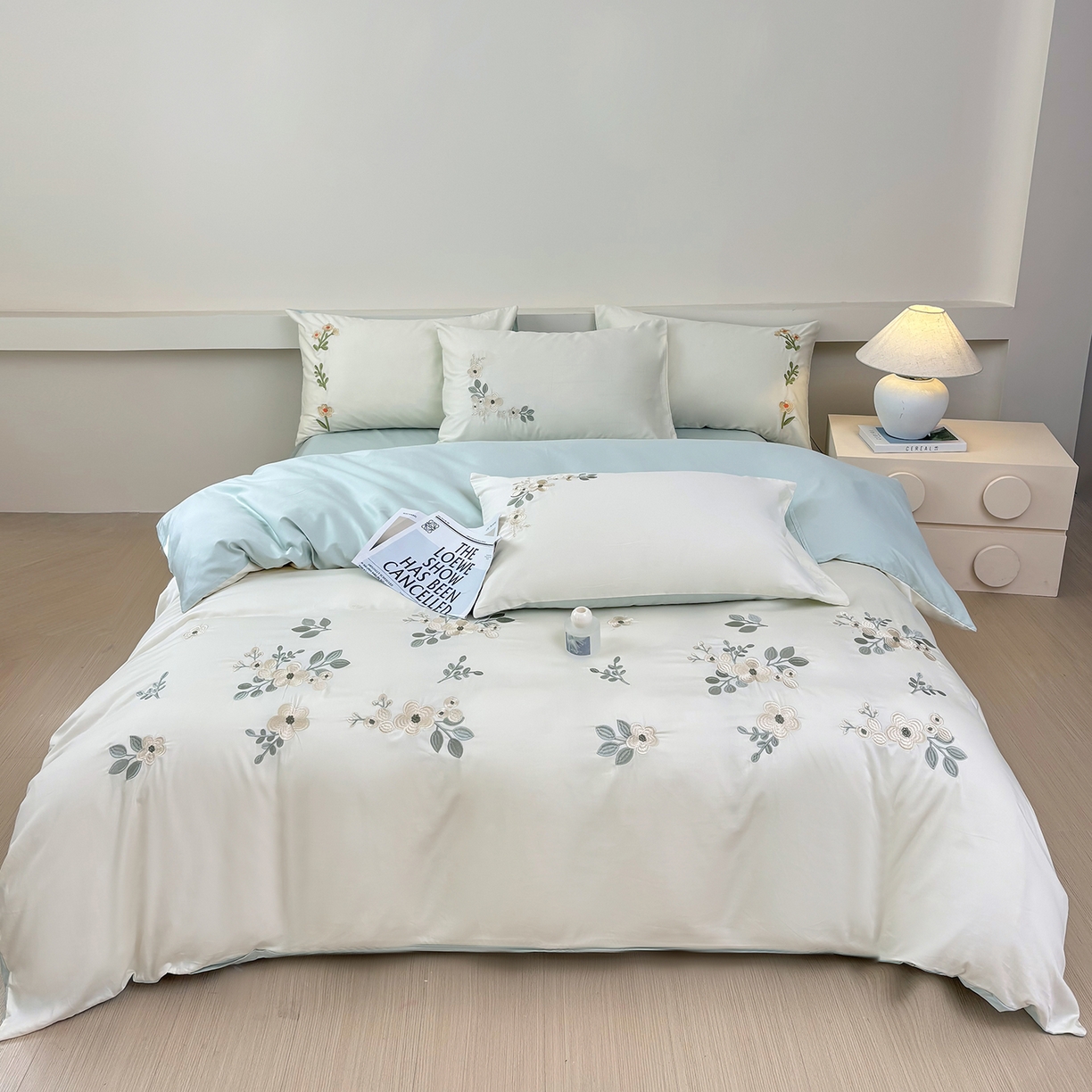 91家纺网 家纺一手货源 找家纺 合欢（原天一阁） 2026春夏新款50s双股长绒棉100支刺绣全棉纯棉四件套礼盒装 清欢-流苏白+蓝