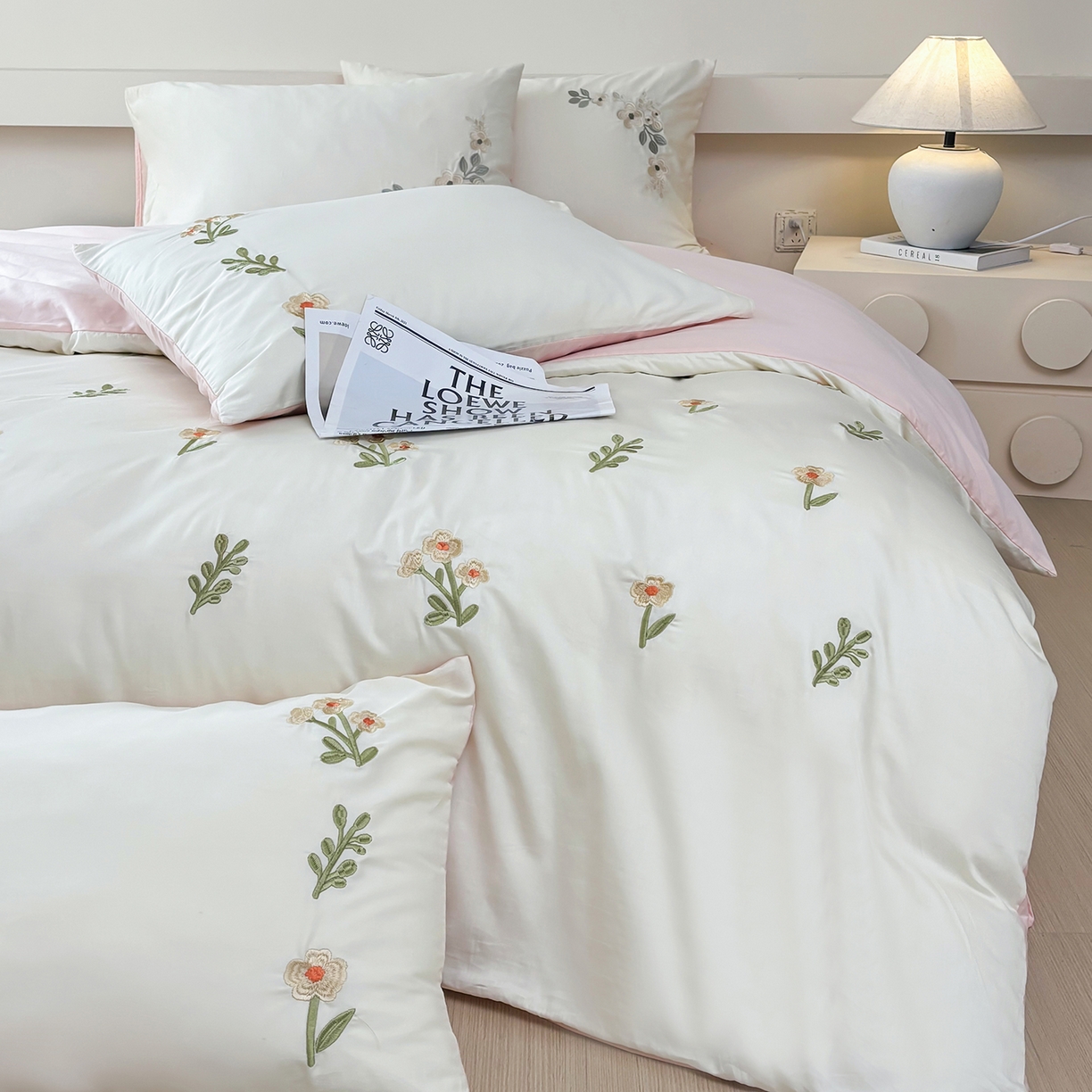 91家纺网 家纺一手货源 找家纺 合欢（原天一阁） 2026春夏新款50s双股长绒棉100支刺绣全棉纯棉四件套礼盒装 花颜-奶白+粉