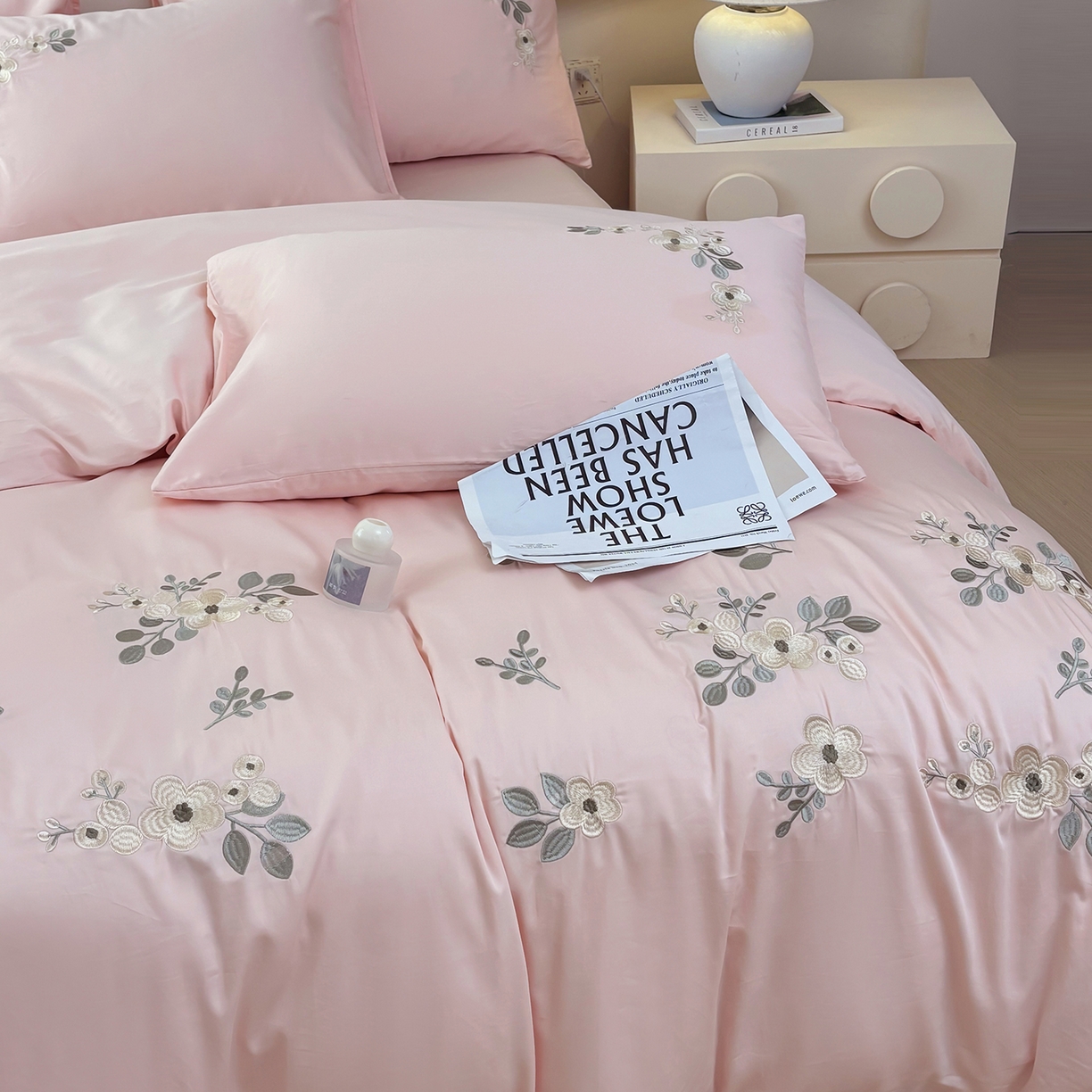 91家纺网 家纺一手货源 找家纺 合欢（原天一阁） 2026春夏新款50s双股长绒棉100支刺绣全棉纯棉四件套礼盒装 清欢-暖心粉