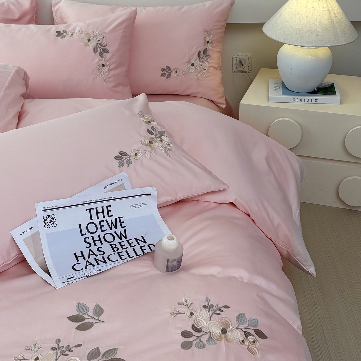 91家纺网 家纺一手货源 找家纺 合欢（原天一阁） 2026春夏新款50s双股长绒棉100支刺绣全棉纯棉四件套礼盒装 清欢-暖心粉