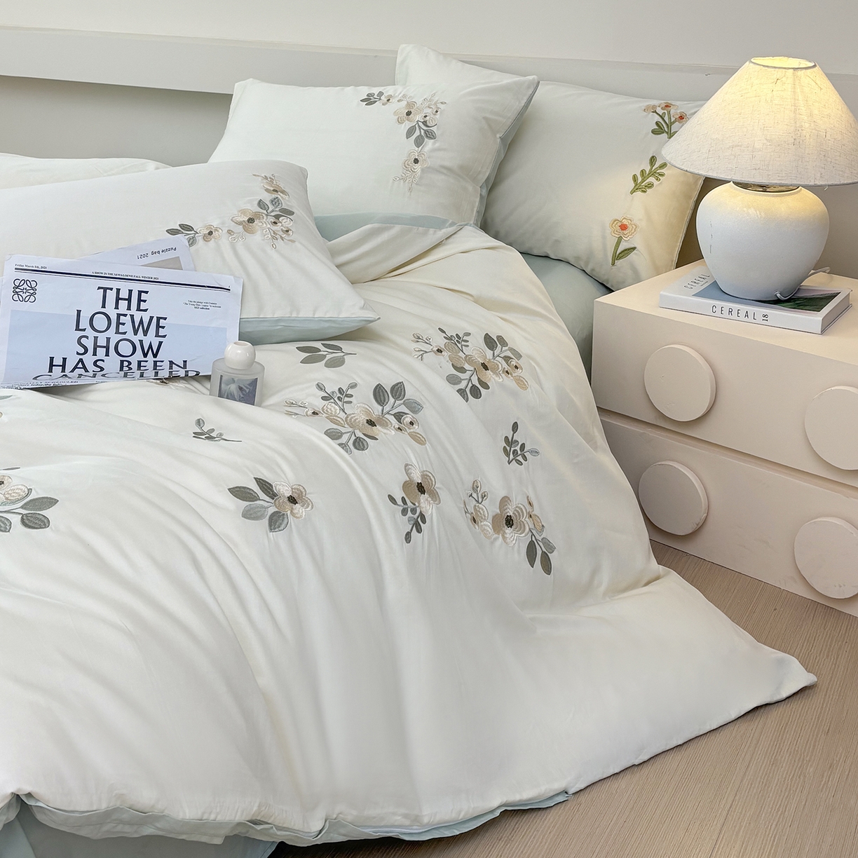 91家纺网 家纺一手货源 找家纺 合欢（原天一阁） 2026春夏新款50s双股长绒棉100支刺绣全棉纯棉四件套礼盒装 清欢-流苏白+蓝