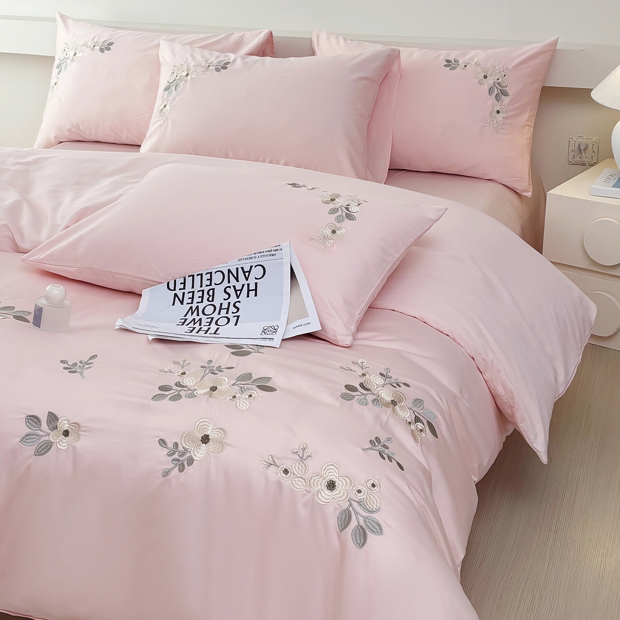 91家纺网 家纺一手货源 找家纺 合欢（原天一阁） 2026春夏新款50s双股长绒棉100支刺绣全棉纯棉四件套礼盒装 清欢-暖心粉